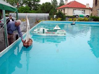 Andr� Pinat fait du bateau